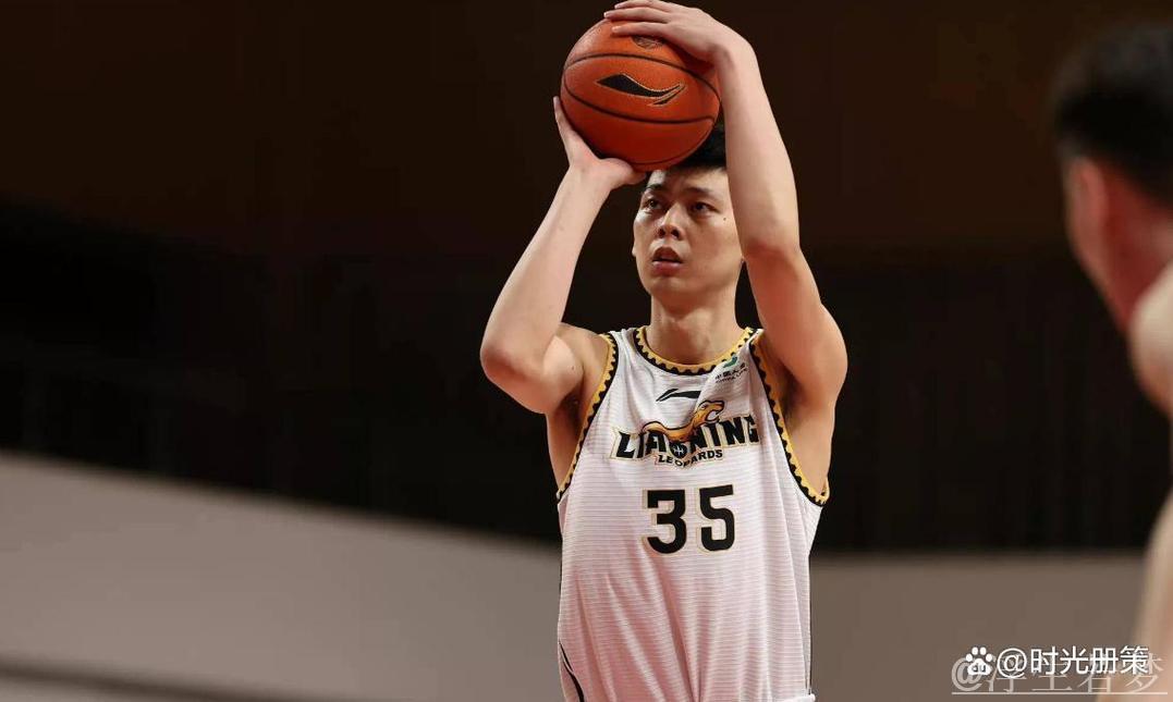 杭州经纬男篮队巡礼发布：朱荣振、黄旭等球员亮相NBL